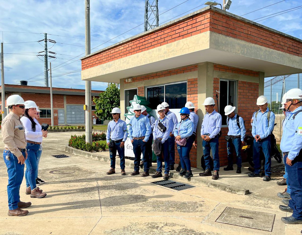 CENSGrupoEPM's tweet photo. 🔌📚 Desde nuestra estrategia #ConectandoConTerritorios y en articulación con la UTC – Unidades Técnicas del Cesar, fortalecemos la formación técnica de nuevos talentos del programa de Electricidad Industrial. ⚡️

👩‍🏫👨‍🎓 Más de 40 estudiantes participaron en 5 jornadas de capacitación, acercándose de primera mano a los procesos y retos del sector eléctrico.

¡Así construimos conocimiento, oportunidades y desarrollo en los territorios donde estamos presentes! 🤝✨ #CENS #Educación