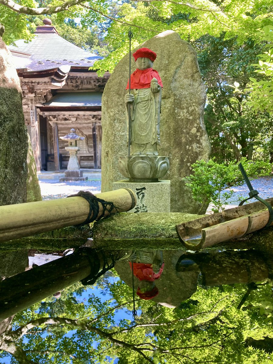 memory21002100's tweet image. 〜 映ゆ 〜
夏のにおいと お地蔵さま
空よ葉よ 風よこころよ
手を合わせる
手水の中 澱ほどけゆく
#神社仏閣 #極楽寺