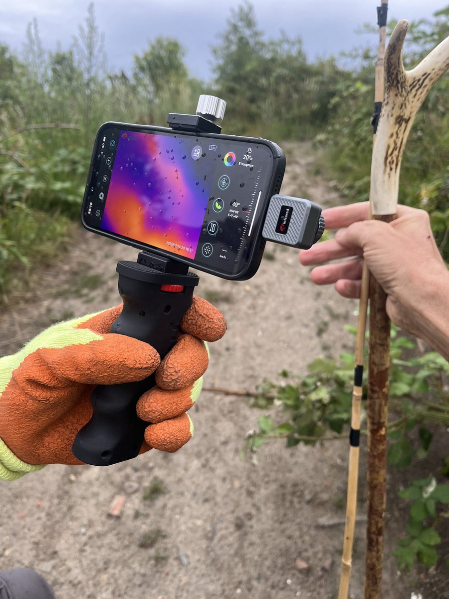 If you see someone with wellies &amp; stick in the brambles you can guess what they’re doing 

Very sneaky bit of kit 🎯

Plug in Turns phone into a thermal for close up stuff