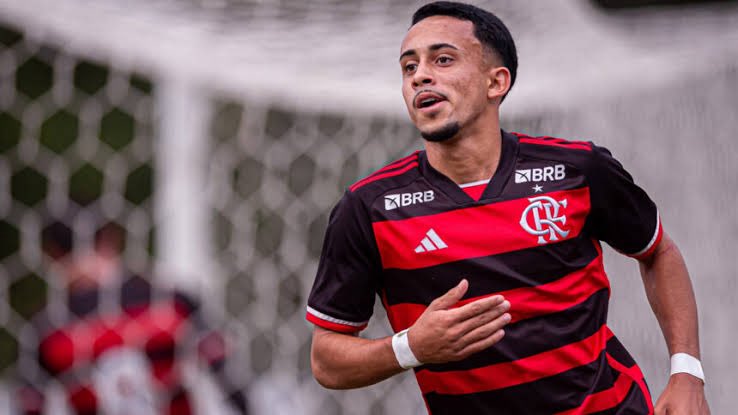 FutebolTotalb's tweet photo. Matheus Gonçalves vestirá a camisa do Cruzeiro

O Cruzeiro concluiu a contratação do meia-atacante Matheus Gonçalves, uma das principais promessas das categorias de base do Flamengo. O vínculo com o clube mineiro será válido até o ano de 2030.

🗞️ @flazoeiro_ e @Flabase_ https://t.co/0hWAEC2BwP