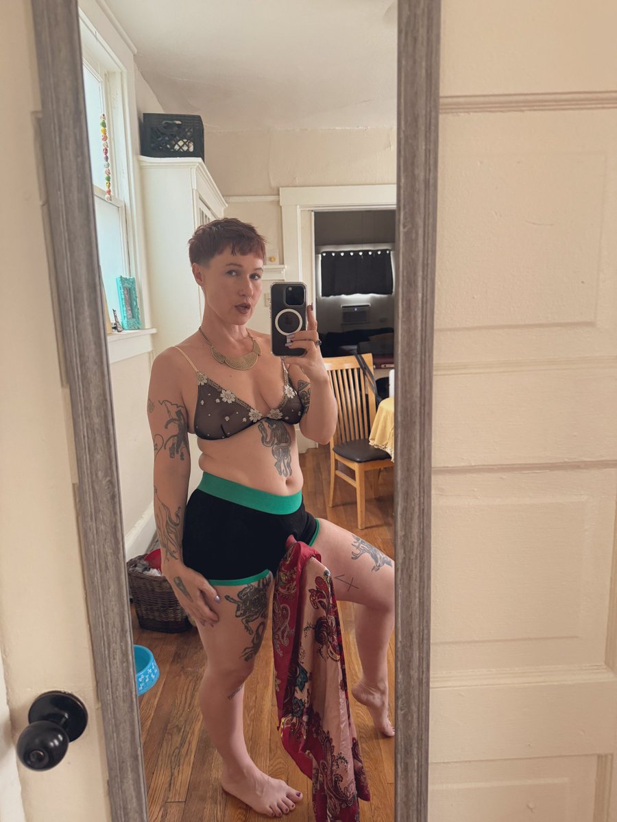 Yall wanna see me f this grapefruit bussy? 
onlyfans.com/leelymoorepaid