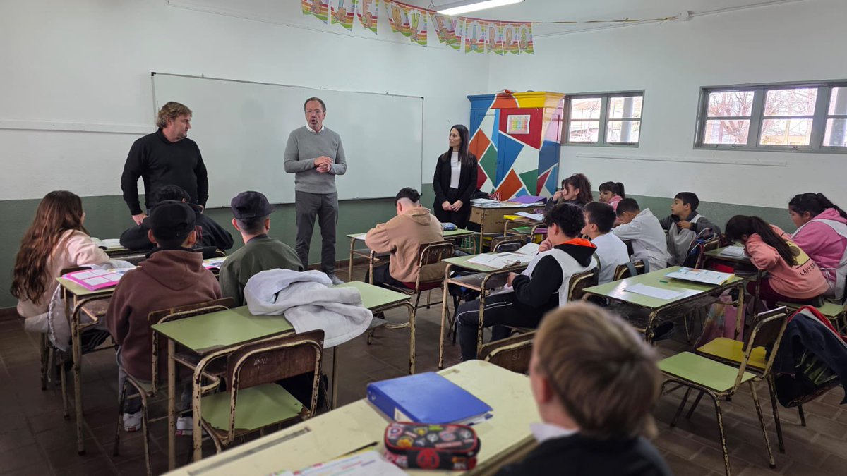 Hoy visité la E.E.P. N.° 17 “Carlos Arroyo” de Carlos Casares junto al Jefe Distrital de Educación, Marcos Rosenzuaig, y a la Consejera Escolar, Daniela Manfredi.

Sabemos el valor del cuidado del ambiente y la salud. Por eso, nos acercamos a los alumnos para acompañar e impulsar