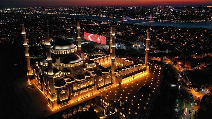 15 Temmuz'u 16 Temmuz'a bağlayan gece saat 00.13'te memleketteki tüm camilerde eş zamanlı sela verilecek, cami minarelerinin ışıkları sabaha kadar açık kalacak.

▪ Çarşamba günü sabah namazı buluşmaları düzenlenecek.

Zaferin Adı Türkiye🇹🇷