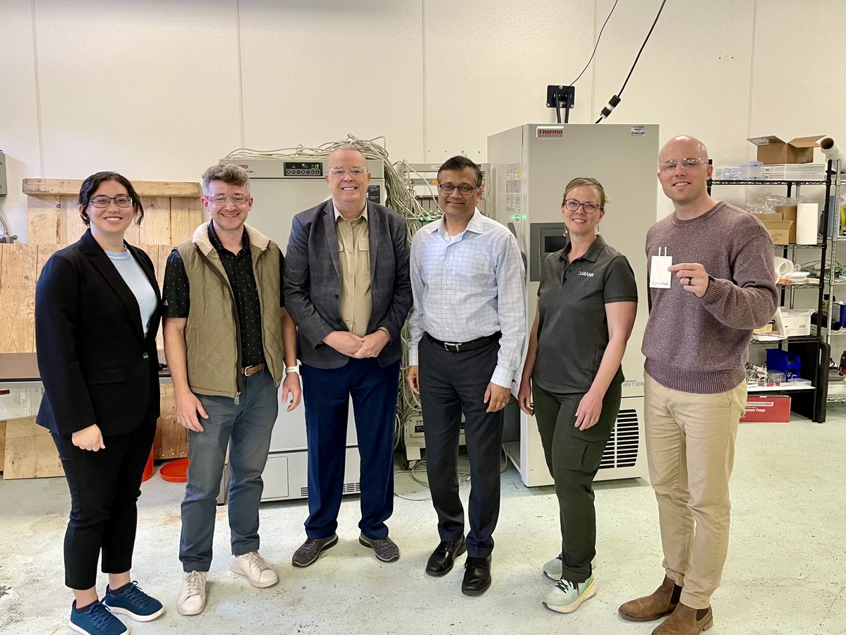ARPAE's tweet image. ARPA-E recently visited Mana Battery, Inc., which is developing “anode-free” sodium battery cells w/ fluorine-free electrolytes and an advanced sodium metal battery with breakthrough potential in collaboration with @CUBoulder. #ARPAEontheRoad🚗🔋🪫 arpa-e.energy.gov/programs-and-i….