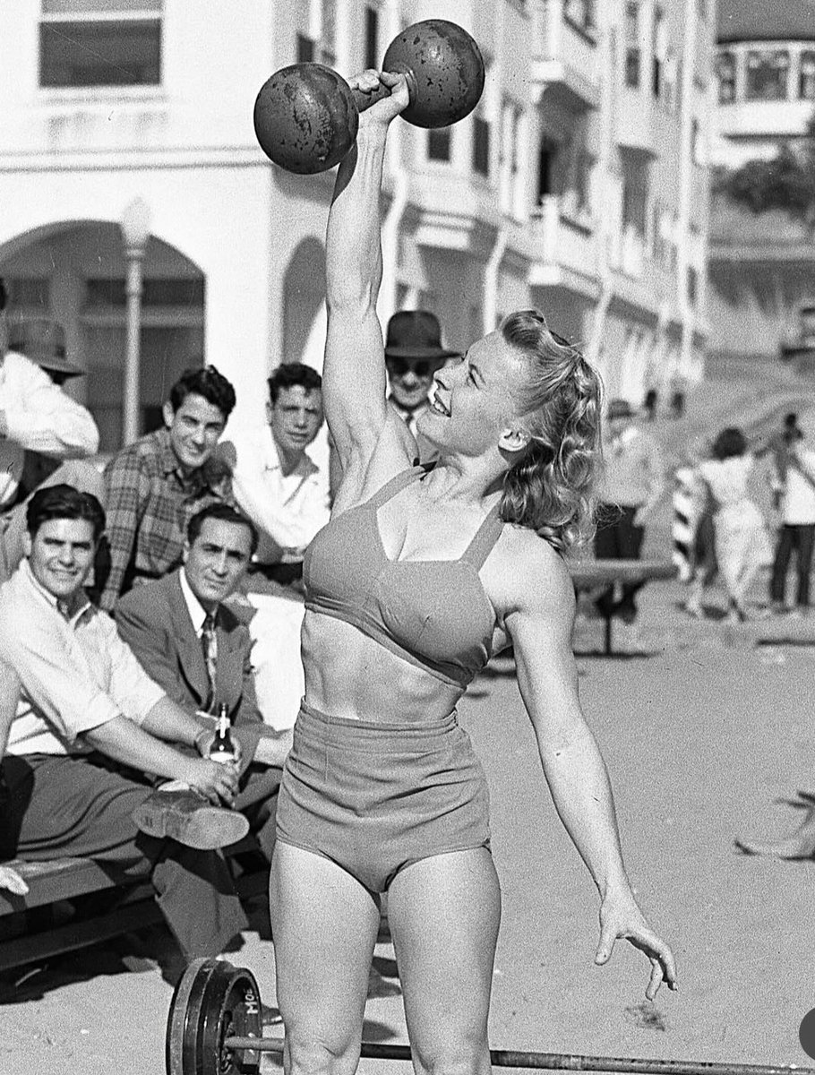 JW_Elev8Wellnes's tweet image. In the 1940s a woman named Abbye Stockton started regularly performing feats of strength at Muscle Beach, feats which often included pressing her 180lb husband overhead while he held a handstand atop her hands. Pictured here in her 30s, she spent years writing on the topic of…