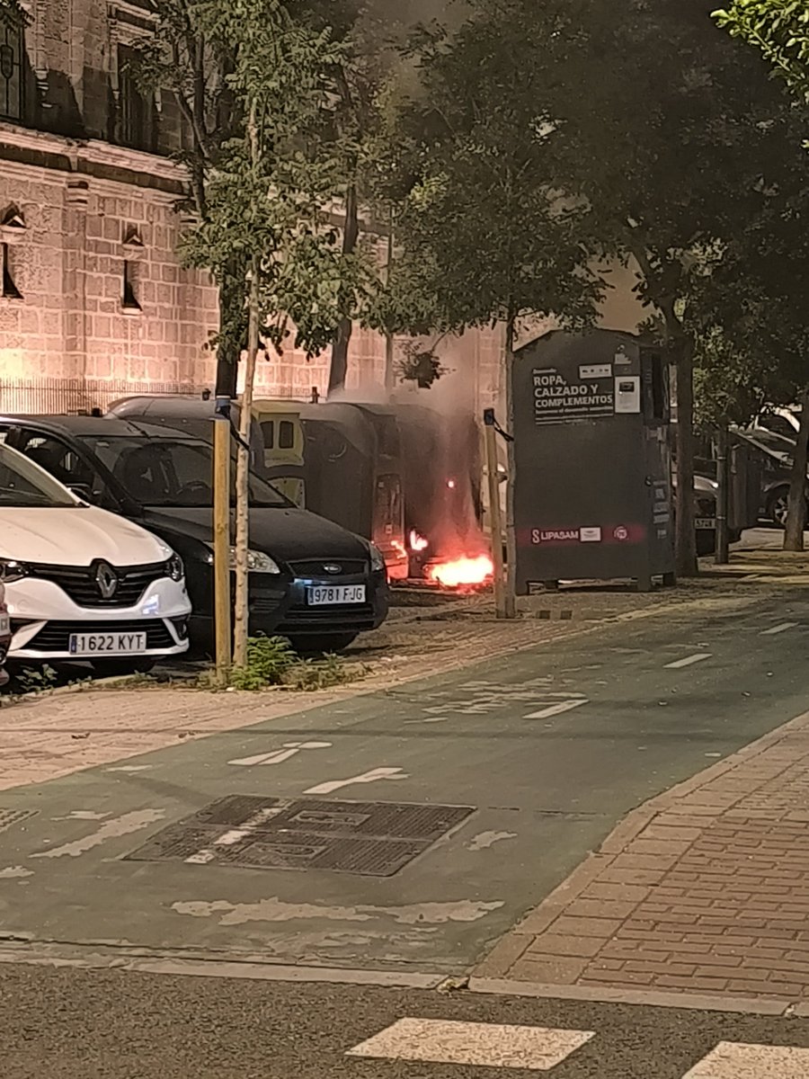 MacarenaVecinos's tweet photo. Ahora mismo 22:27h en calle Don Fadrique. Tanto tienen que aguantar los vecinos? Gracias albergues, gracias incívicos @BOMBEROSSEVILLA @EmergenciasSev @jlsanzalcalde @Ayto_Sevilla @ppepelusev @silviapozosan @ManuelLoreto17 @eveliarincon @AlvaroPimentelS @policia @PoliciaSevilla https://t.co/2VUacAa0pw