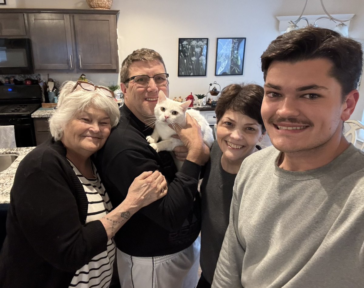 roylucier's tweet image. Tomorrow is my 51st birthday. I live a very blessed live. I got an amazing and supportive family, I got some loving kitties at home and elsewhere I take care of. I have an amazing support system of friends, co workers, and colleagues in my life. I truly feel blessed every single…