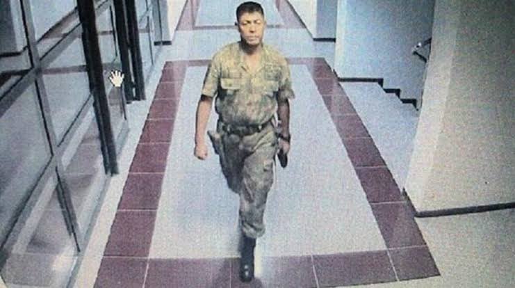 Şehit olacağını biliyor. Tereddüt etmiyor.

Allah mekanını cennet etsin..

Seni unutmayacağız Ömer Halisdemir.