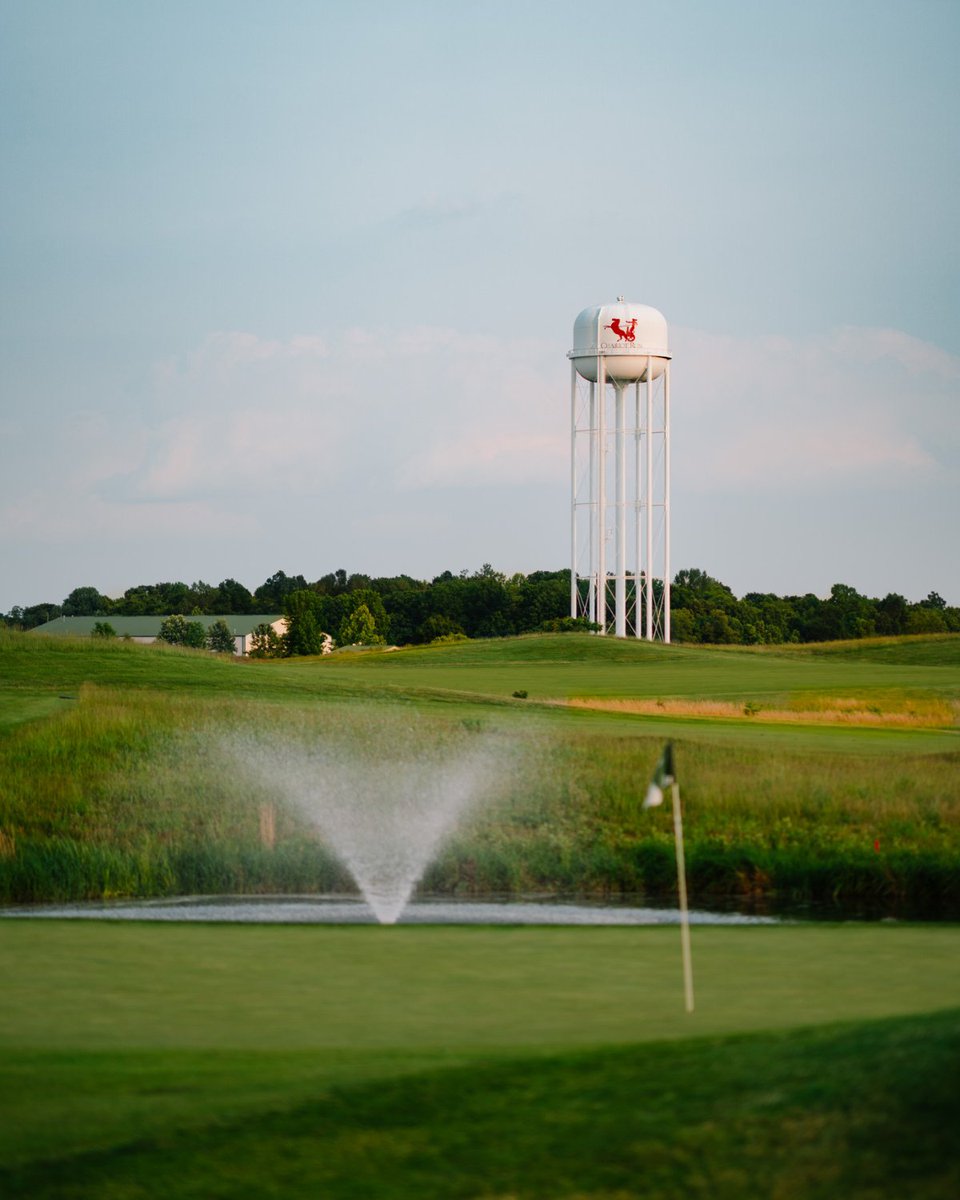 Experience the unique beauty of Chariot Run, an 18-hole, 7,200-yard course featuring pristine bent grass fairways and greens, shimmering lakes, and breathtaking natural surroundings.

Book your tee time today and experience the course for yourself!

📷Alex Leeth Photography