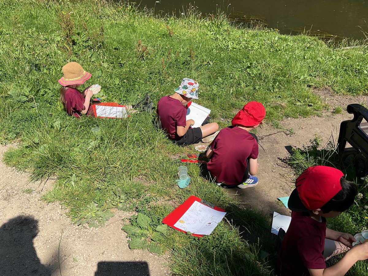 PDA_Y2's tweet image. What a special JOY moment, developing our first-hand observation sketching and painting in our local community along the Leeds to Liverpool canal. ☀️🎨🧑‍🎨#pdaart #pdajoy #pdacommunity