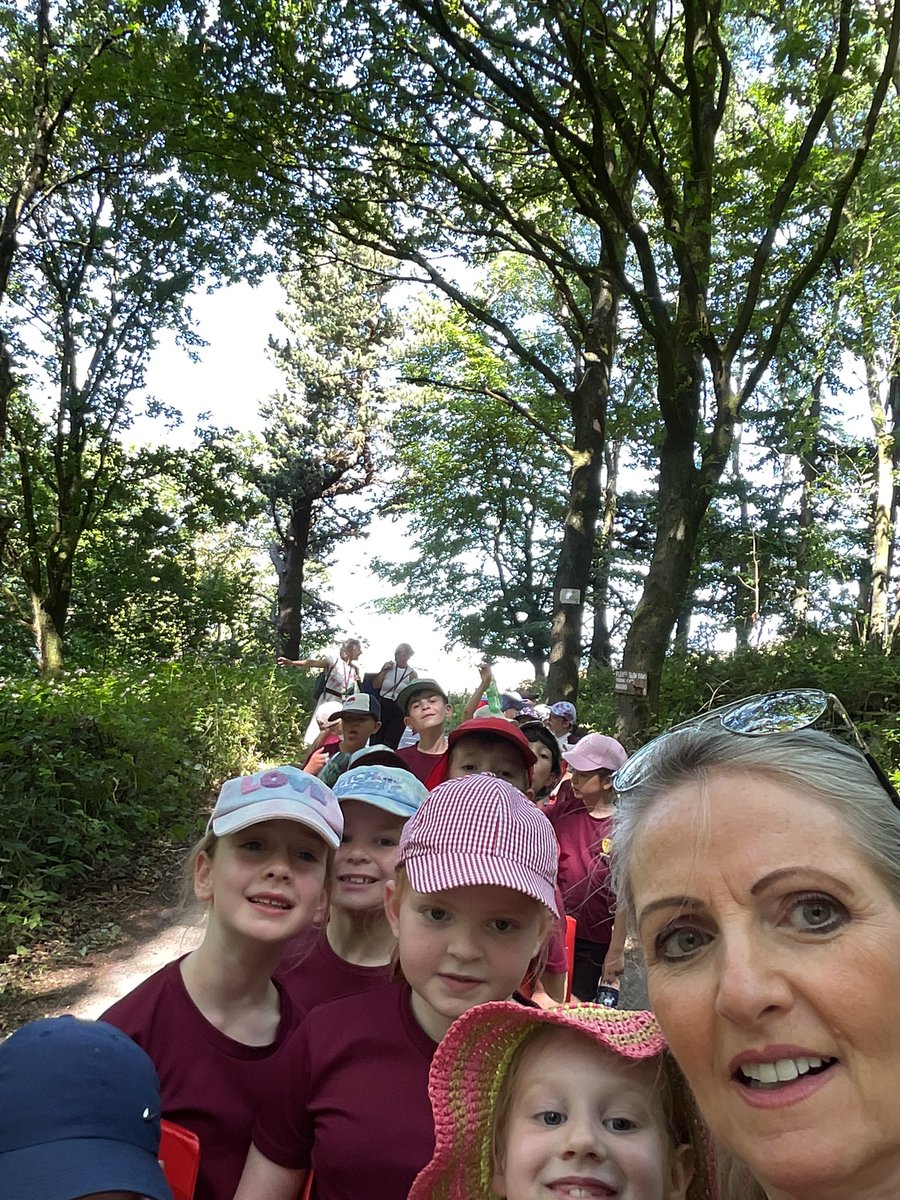 PDA_Y2's tweet image. What a special JOY moment, developing our first-hand observation sketching and painting in our local community along the Leeds to Liverpool canal. ☀️🎨🧑‍🎨#pdaart #pdajoy #pdacommunity