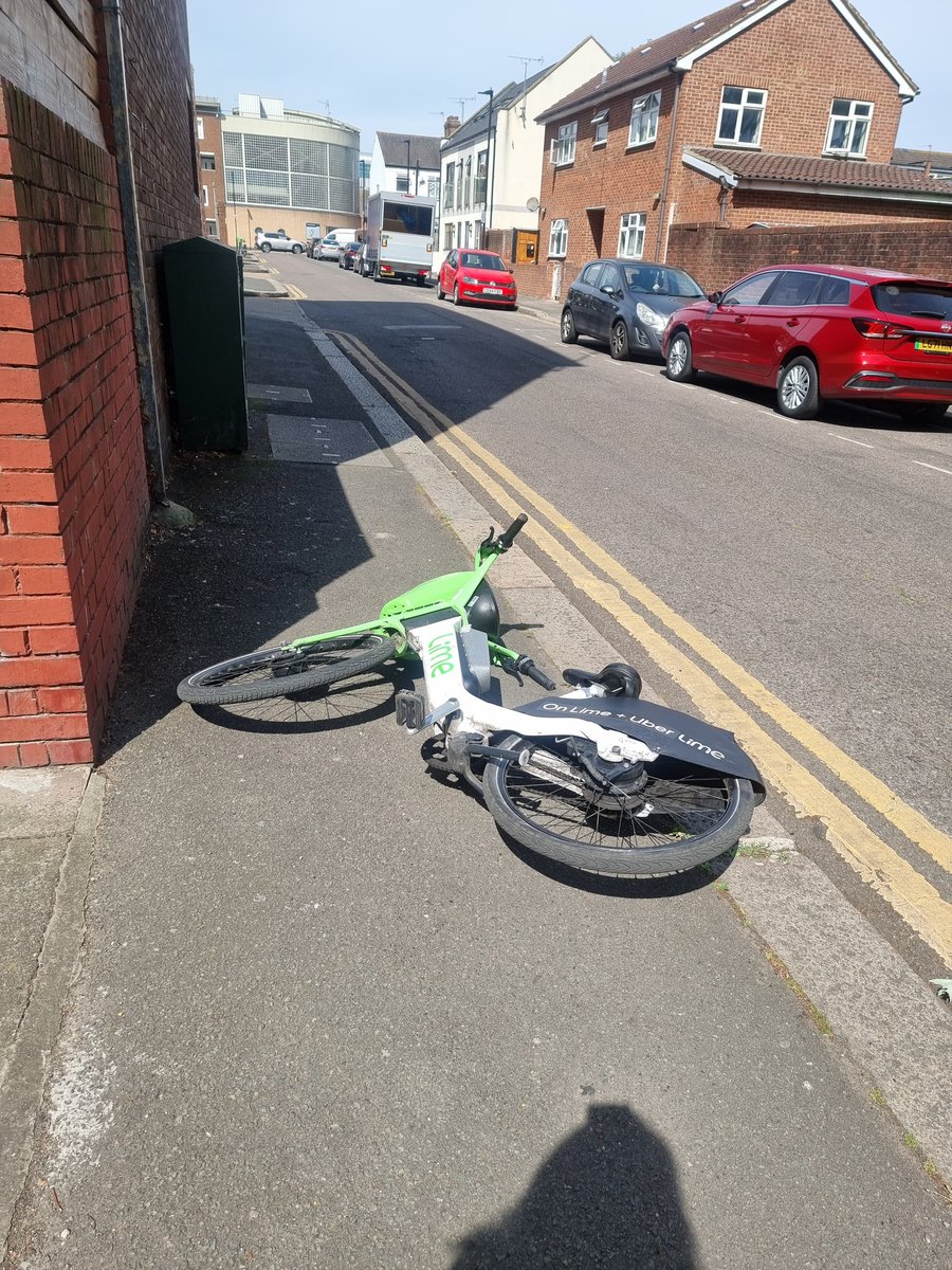 juicybite's tweet image. Sort this out @limebike Tottenham Waverley Road N17. How is someone in a wheelchair or using walk aid supposed to access the pavement??