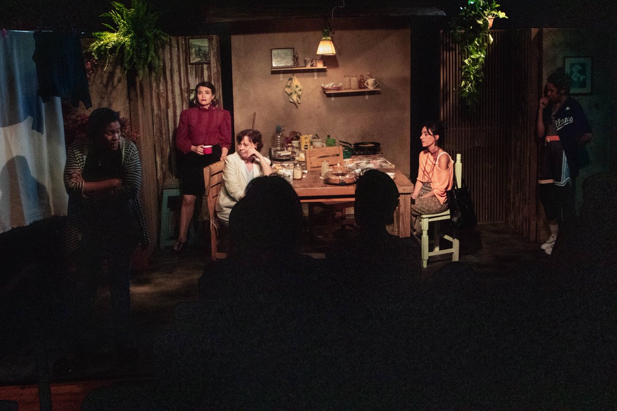 Ya estamos por arrancar temporada 
JAZMINES EN EL LÍDICE
 Cuando el dolor florece como acto de amor.
Hay obras que te dejan sin aliento por su belleza. Otras, por su verdad. Jazmines en el Lídice logra ambas cosas.
Desde una pequeña casa en Caracas —que podría estar en cualquier