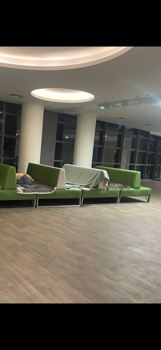 17 gün tam 17 gün boyunca hastanenin ortasında gündüzleri hastaların beklediği bu koltukları yatak yapıp yattık biz. O iki katil elini kolunu rahatça salladığı günlerde. Bir umut koca bir umut beklerken.. #24erYılEmsalKarar 4’üne birden. Başka türlüsü kabul edilemez!