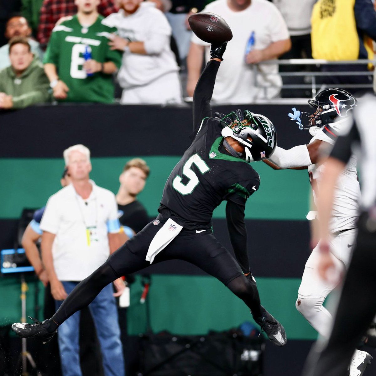 HolyRollerNFL's tweet image. 🔔¡¡ÚLTIMA HORA!! Los #Jets y el WR Garrett Wilson llegan a una extensión de contrato por 4 años y 130 millones de dólares, con 90 millones de dólares totalmente garantizados.
Fue décimo pick del Draft #NFL, Novato Ofensivo del Año y ahora el 5º WR mejor pagado. ¿Opiniones?🔥😎