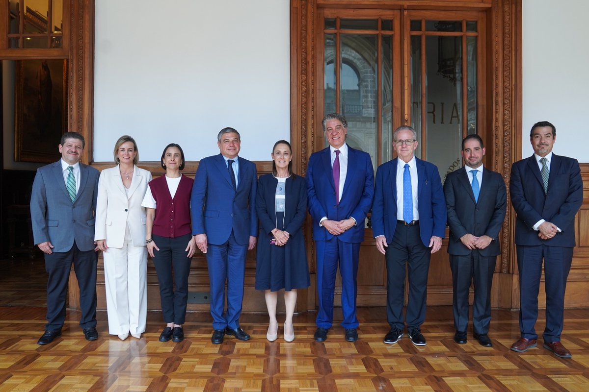 Recibimos en Palacio Nacional a Lorenzo Simonelli, presidente y director ejecutivo de Baker Hughes, empresa estadounidense con diversos proyectos de inversión en México y Estados Unidos. Hay confianza en nuestro país.