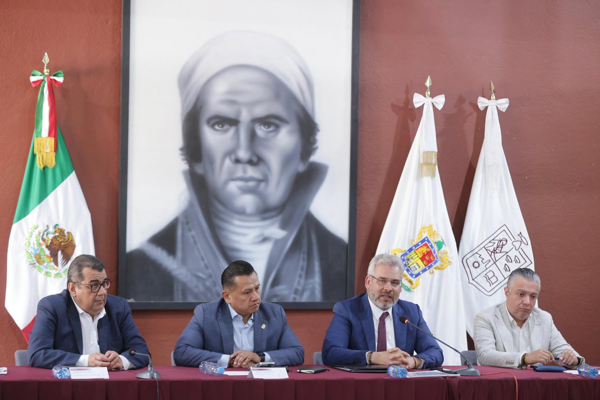 Sostuvimos reunión de trabajo con el Gabinete Legal. Evaluamos avances y definimos estrategias para seguir entregando los mejores resultados a las y los michoacanos. ¡Que siga la transformación!
#MichoacánEsMejor