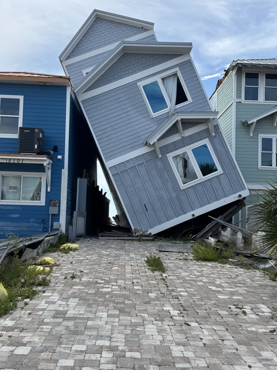 BowTiedBroke's tweet image. Some builder gettin SUED. Driving around Panama City Beach admiring ocean front homes and this caught my eye.