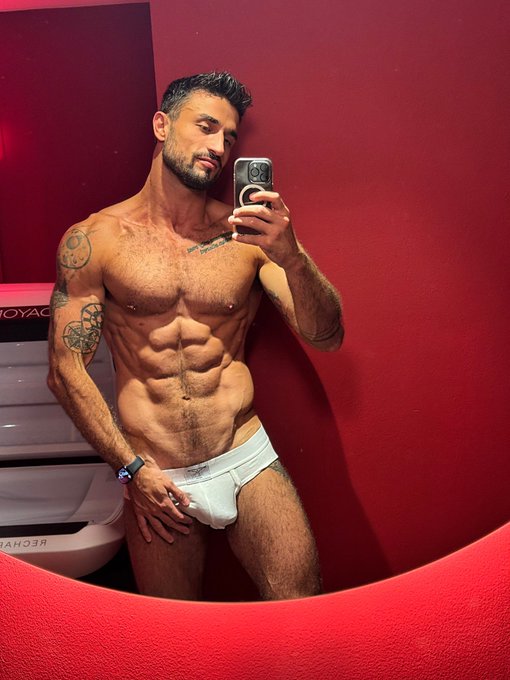 Watch AdamAlberto's leaked NSFW photo on TwXstars