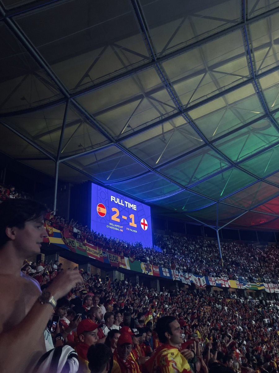 EuroResacas's tweet image. EL DÍA MÁS FELIZ DE MI PUTA VIDA.
FINAL DE LA EUROCOPA. ESPAÑA 2-1 INGLATERRA. LA CUARTA.
Nos habíamos follado —en sentido bíblico, carnal y diplomático, y sin condón— a italianos, croatas, alemanes y franceses. La España que madruga, que berrea, que bebe, que arrasa. El Imperio…