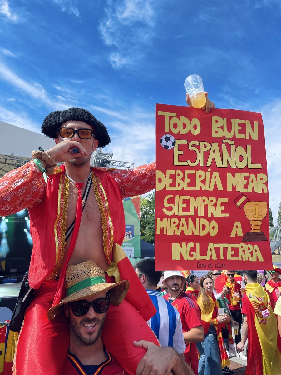 EuroResacas's tweet image. EL DÍA MÁS FELIZ DE MI PUTA VIDA.
FINAL DE LA EUROCOPA. ESPAÑA 2-1 INGLATERRA. LA CUARTA.
Nos habíamos follado —en sentido bíblico, carnal y diplomático, y sin condón— a italianos, croatas, alemanes y franceses. La España que madruga, que berrea, que bebe, que arrasa. El Imperio…