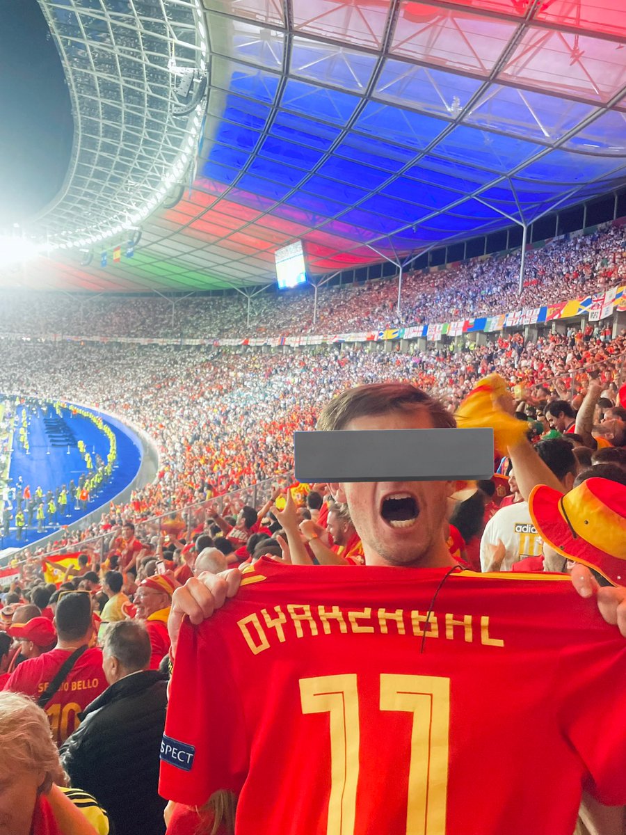 EuroResacas's tweet image. EL DÍA MÁS FELIZ DE MI PUTA VIDA.
FINAL DE LA EUROCOPA. ESPAÑA 2-1 INGLATERRA. LA CUARTA.
Nos habíamos follado —en sentido bíblico, carnal y diplomático, y sin condón— a italianos, croatas, alemanes y franceses. La España que madruga, que berrea, que bebe, que arrasa. El Imperio…