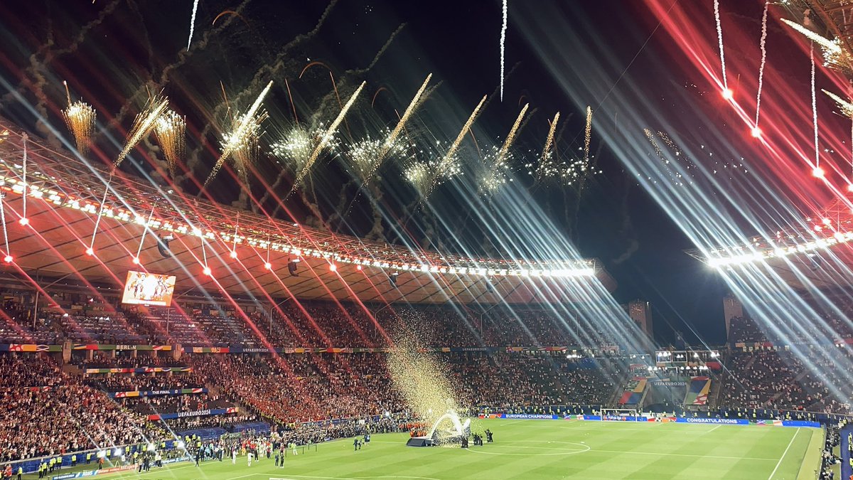 EuroResacas's tweet image. EL DÍA MÁS FELIZ DE MI PUTA VIDA.
FINAL DE LA EUROCOPA. ESPAÑA 2-1 INGLATERRA. LA CUARTA.
Nos habíamos follado —en sentido bíblico, carnal y diplomático, y sin condón— a italianos, croatas, alemanes y franceses. La España que madruga, que berrea, que bebe, que arrasa. El Imperio…
