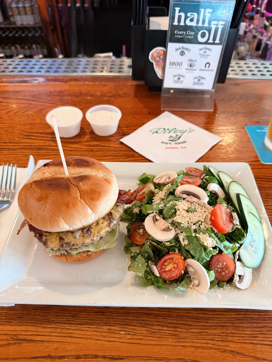 It’s Monday! What’s for dinner tonight? We’ll feed you and a friend! Get to Riley’s for BUY ONE GET ONE FREE burgers until 7:00 PM 🍔

➡️Eat at the bar or order ahead for takeout: 530-343-7459