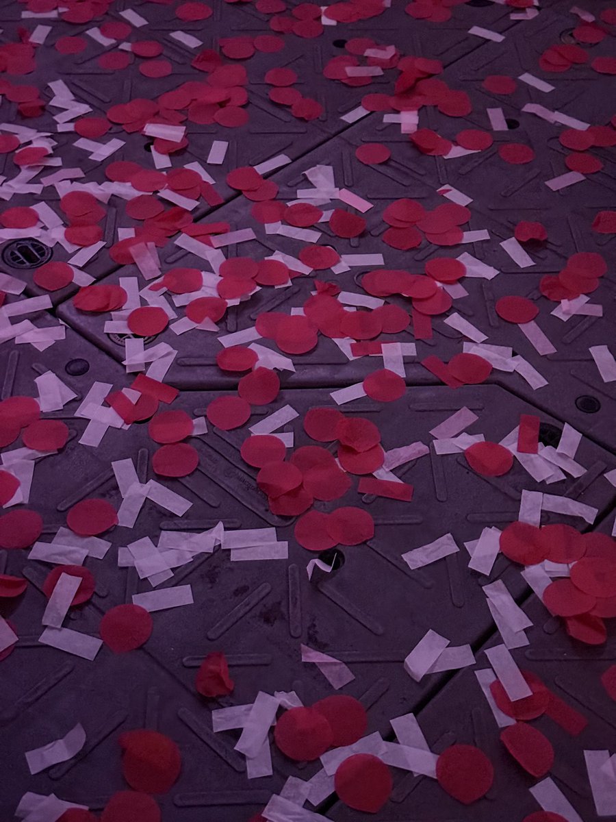 MlLFISM's tweet image. My fatass thought the blackpink confetti was pepperoni pizza