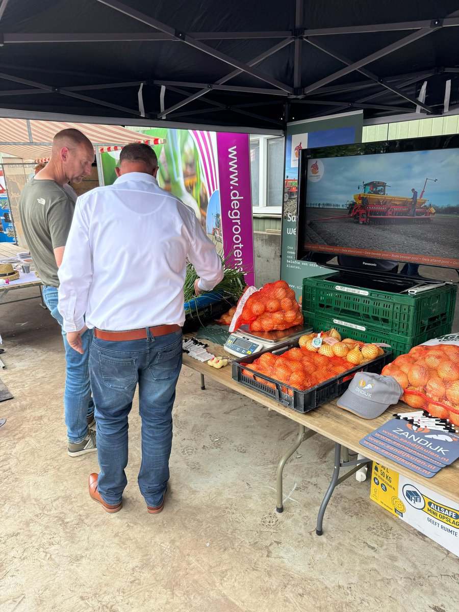 uienconnectpool's tweet photo. 𝗕𝗹𝗶𝗷 𝗱𝗮𝘁 𝘄𝗲 𝗺𝗲𝗲 𝗺𝗼𝗴𝗲𝗻 𝘄𝗲𝗿𝗸𝗲𝗻 𝗮𝗮𝗻 𝗵𝗲𝘁 𝟭𝟱𝟬 𝗷𝗮𝗿𝗶𝗴 𝗯𝗲𝗱𝗿𝗶𝗷𝗳𝘀𝗷𝘂𝗯𝗶𝗹𝗲𝘂𝗺 𝘃𝗮𝗻 𝗲𝗲𝗻 𝘃𝗮𝗻 𝗼𝗻𝘇𝗲 𝗽𝗼𝗼𝗹𝘁𝗲𝗹𝗲𝗿𝘀! 🎉

#feest #bedrijfsjubilea #jubileum #pool #150jaar #stand #uienconnectpool #bedrijfsjubileum #mijlpaal https://t.co/aUQVF1WaJW