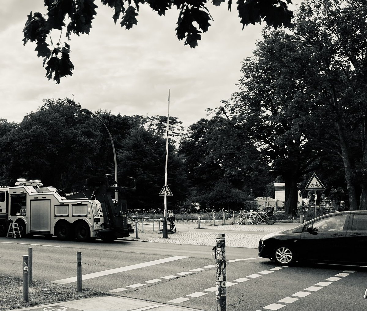 Julia Bayer (@bayer_julia) on Twitter photo Welcome to <a href="/quiztime/">Verif!cation Quiz Bot</a> and it’s #MondayQuiz
🚐 What is the car on the left doing?
Bonus: Where was this photo taken?
📮reply just to me with an answer
🤝 reply to all for collaboration
🌈have fun Welcome to <a href="/quiztime/">Verif!cation Quiz Bot</a> and it’s #MondayQuiz
🚐 What is the car on the left doing?
Bonus: Where was this photo taken?
📮reply just to me with an answer
🤝 reply to all for collaboration
🌈have fun