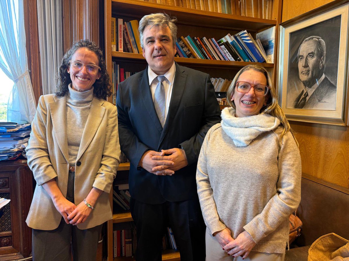 cdcamy's tweet image. Productiva reunión con las Doctoras @LuciaLong_ y @fefabroggicolma, representantes de la Asociación de Defensores Públicos del Uruguay, analizando iniciativas legislativas en estudio parlamentario. @ADEPU_URU.