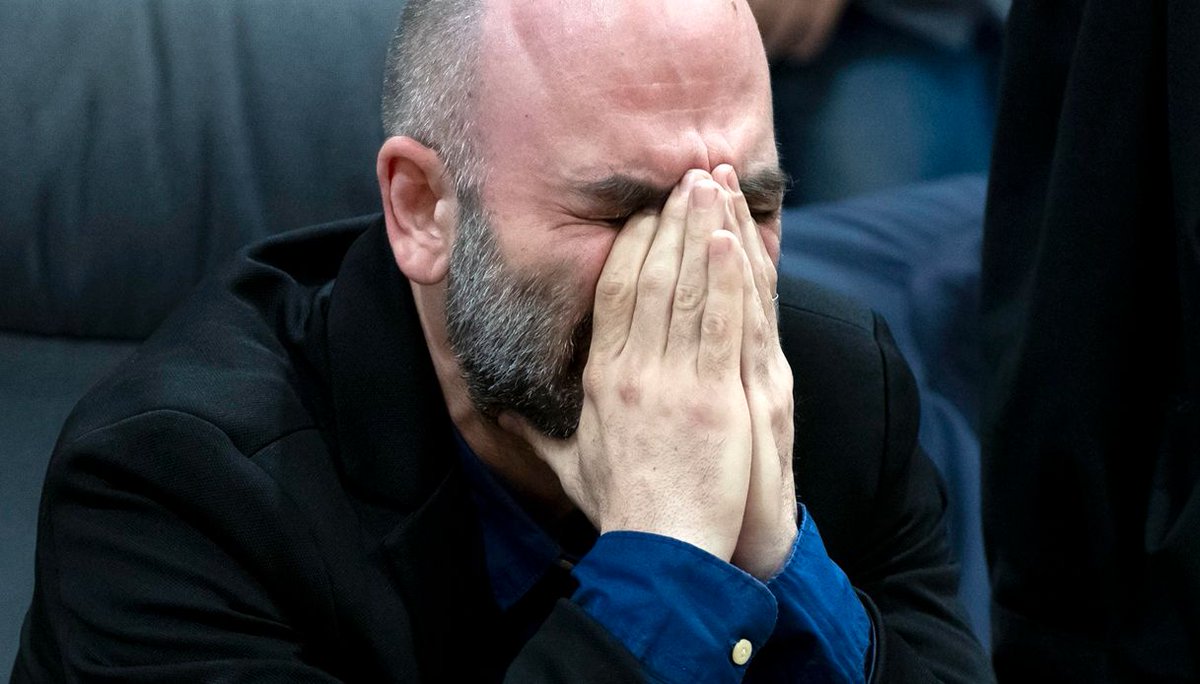La mafia si combatte così: nei tribunali, con i libri, con le parole, con la cultura.

Non con le commemorazioni vuote e le frasi fatte come “Falcone e Borsellino” pronunciate solo nelle ricorrenze.

Sono certo che proprio Falcone e Borsellino sarebbero orgogliosi di #Saviano