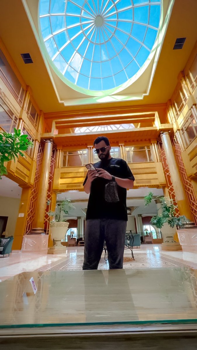 الآن فقط
أستوعب كم كنت وحدي في تلك القصة , 
أنا من زيّنت حضوره، 
ومنحت اسمه مكانًا بين التفاصيل، بين الأمنيات ،
 كل خطوة نحوي ، كنتُ أنا من خطاها نيابة عنه.
يا لهذا القلب، كم يجيد التمثيل حين يخاف الوحدة 
يوهم نفسه أن المارّة أوطان 
ويختلق من نظرة صدفة معنى
ومن كلمة عابرة وعدًا ،