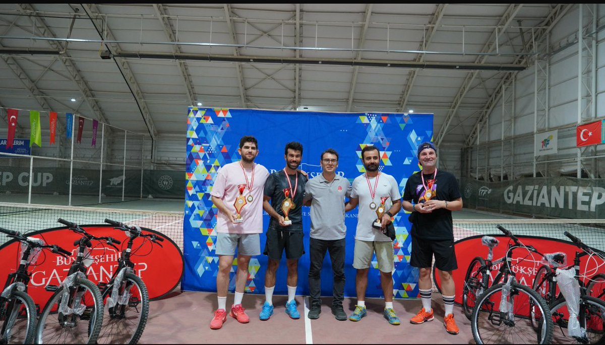 15 Temmuz Demokrasi ve Milli Birlik Günü Tenis Çiftler turnuvası keyifli bir şekilde sona ermiştir. Tüm katılımcılara teşekkür eder, dereceye giren tenisçilerimizi ayrıca tebrik ederim.🎾👏