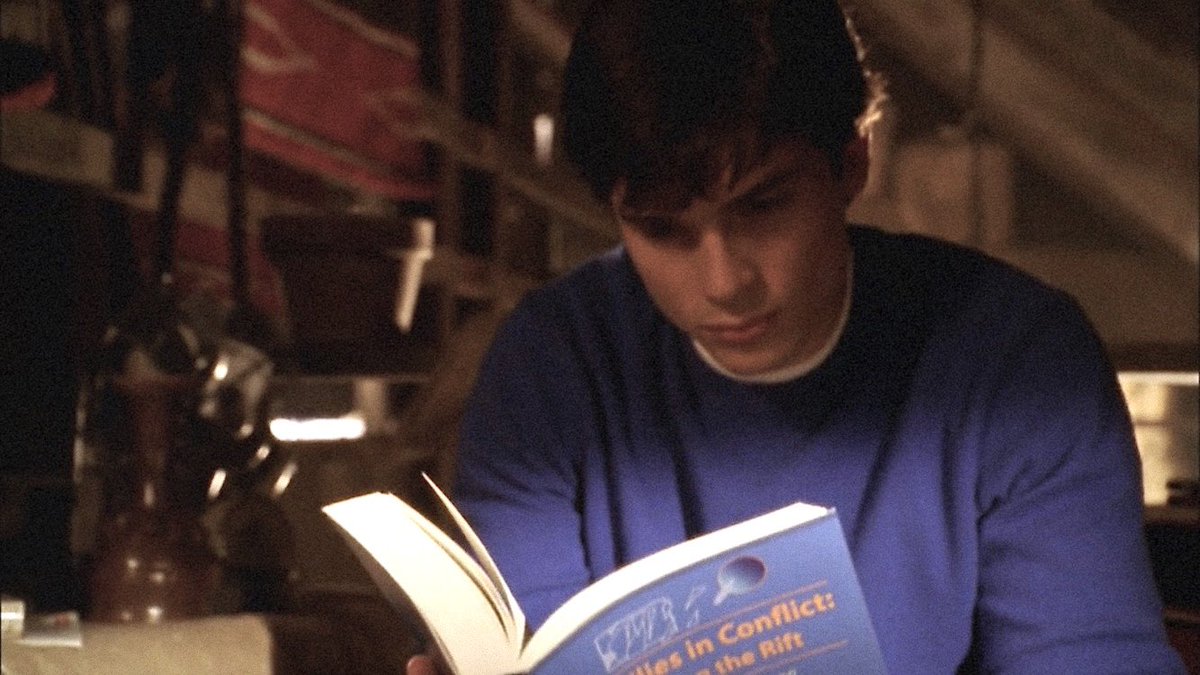 cloisology's tweet image. no cause clark picking up a specific book at every minor inconvenience to help his people fix their problems was one of the sweetest things ever