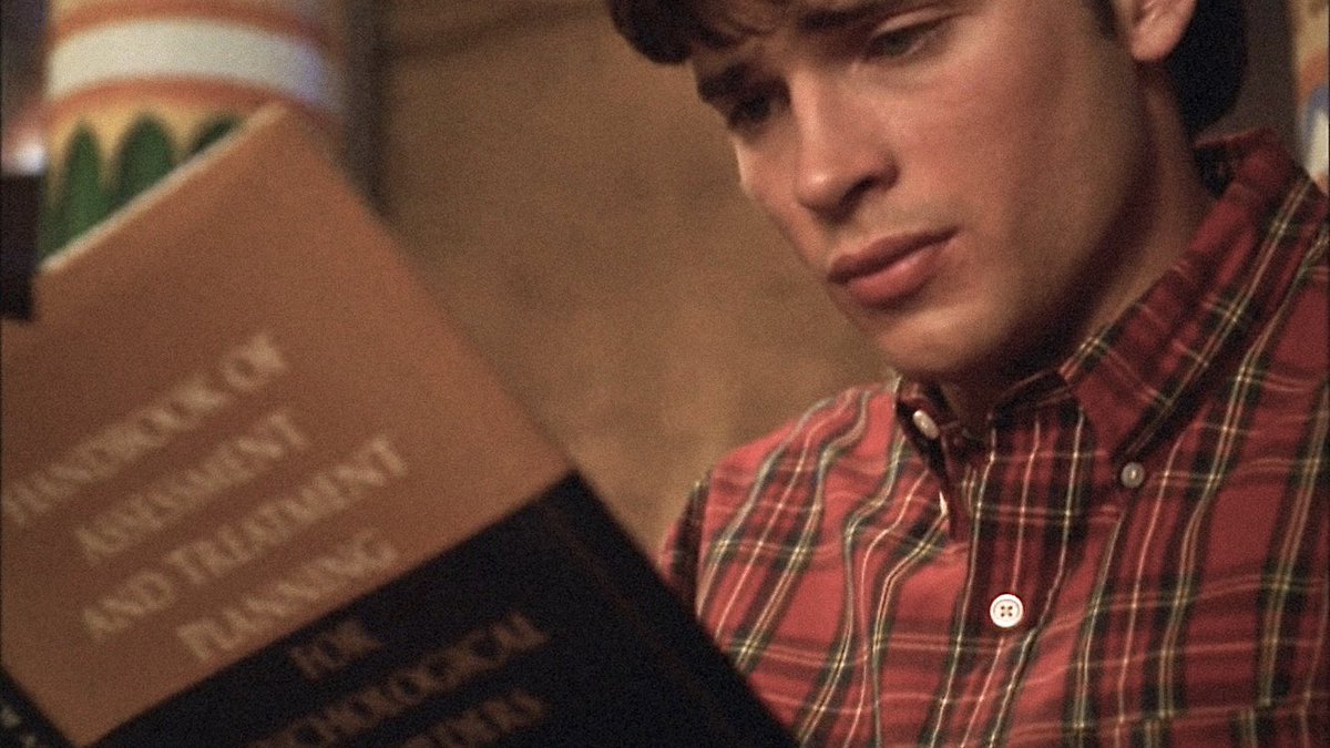cloisology's tweet image. no cause clark picking up a specific book at every minor inconvenience to help his people fix their problems was one of the sweetest things ever