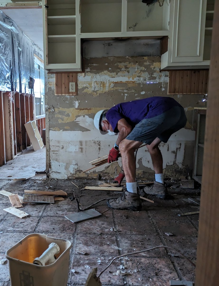 AllHandsHearts's tweet image. Our team is back at LA's house in Kerr County today. He and his dog barely escaped as floodwaters surged. Our team is removing water-damaged materials so he can begin to rebuild. A second team is also working on another severely impacted home nearby.
