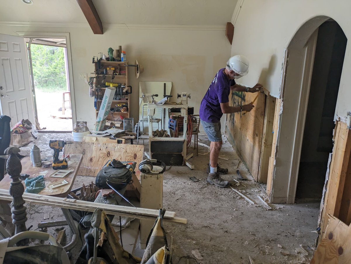AllHandsHearts's tweet image. Our team is back at LA's house in Kerr County today. He and his dog barely escaped as floodwaters surged. Our team is removing water-damaged materials so he can begin to rebuild. A second team is also working on another severely impacted home nearby.