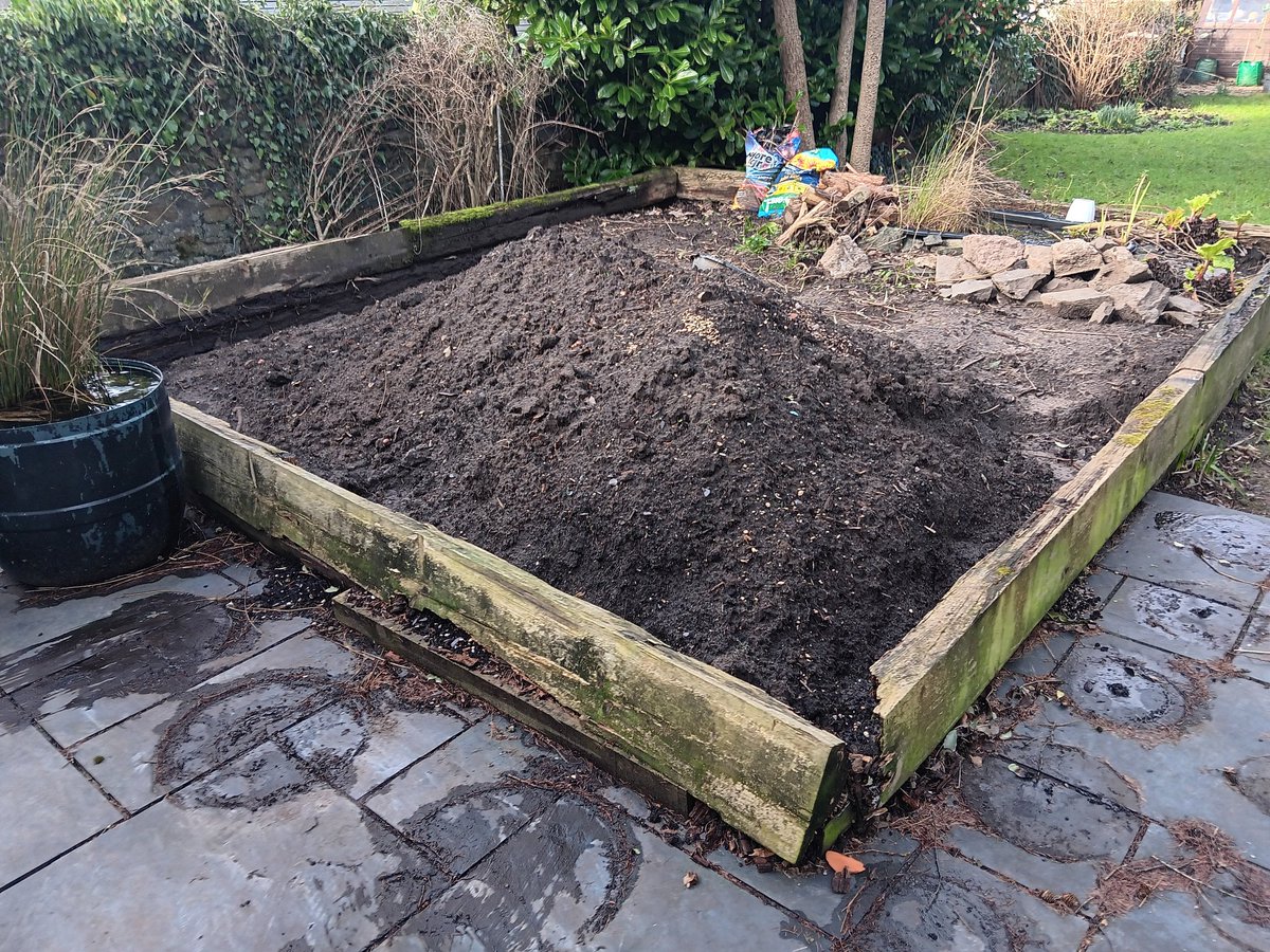 ametcalfe42's tweet image. This was my big winter project for 2025 #GardensHour completely rebuilding large raised bed on patio. Backbreaking work back in January, but I really enjoyed the challenge &amp;amp; learnt great deal. Tested by limited carpentry skills 👌