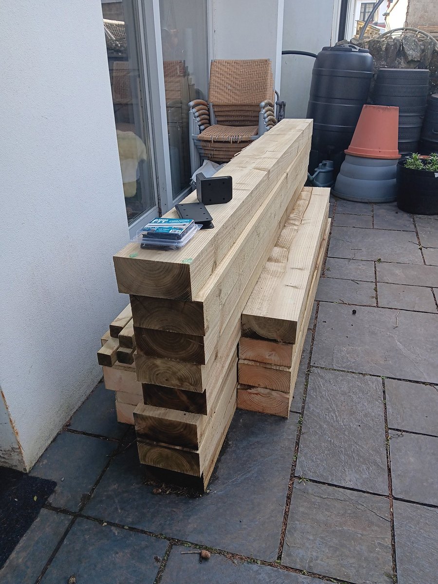 ametcalfe42's tweet image. This was my big winter project for 2025 #GardensHour completely rebuilding large raised bed on patio. Backbreaking work back in January, but I really enjoyed the challenge &amp;amp; learnt great deal. Tested by limited carpentry skills 👌