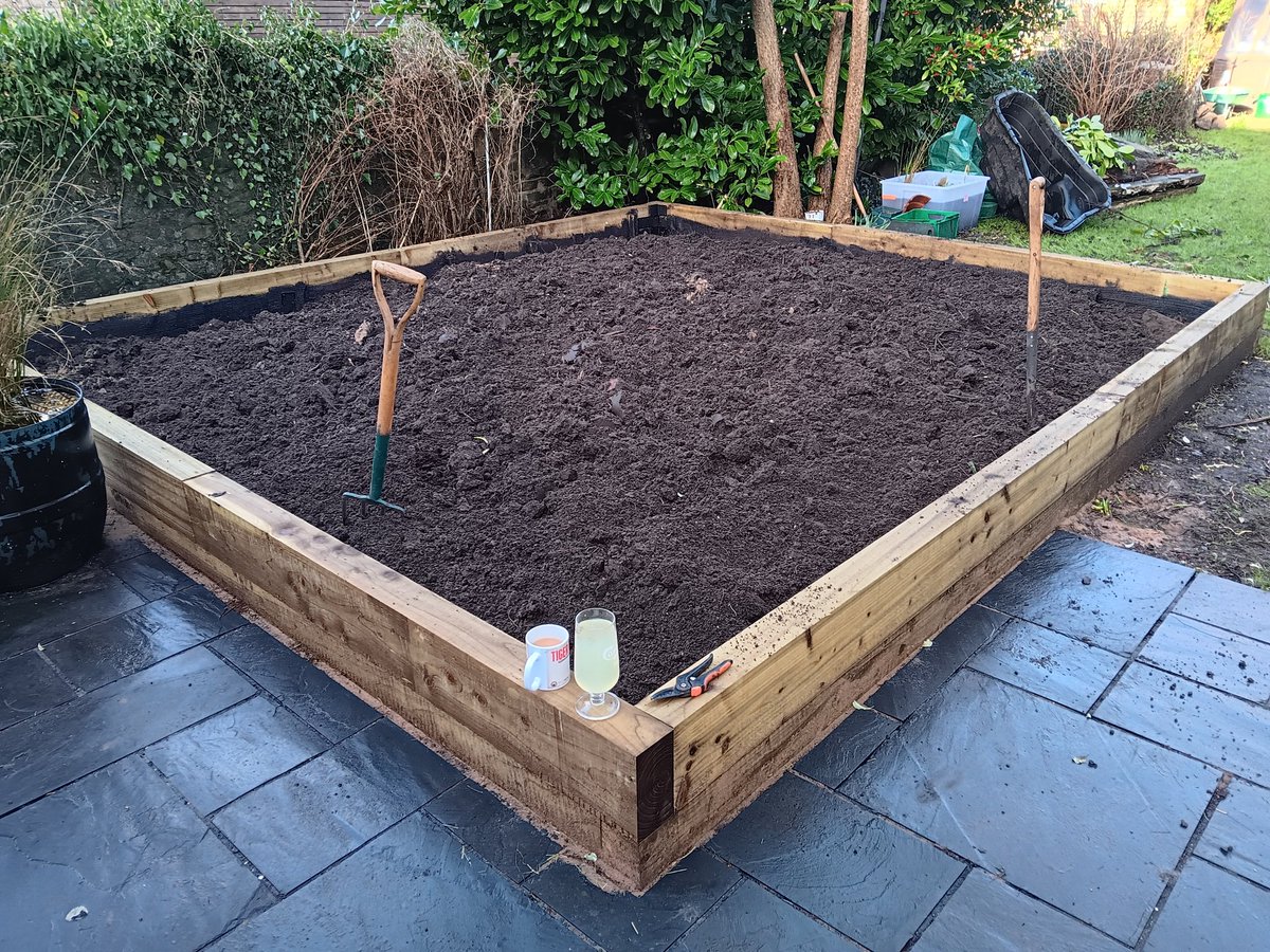 ametcalfe42's tweet image. This was my big winter project for 2025 #GardensHour completely rebuilding large raised bed on patio. Backbreaking work back in January, but I really enjoyed the challenge &amp;amp; learnt great deal. Tested by limited carpentry skills 👌