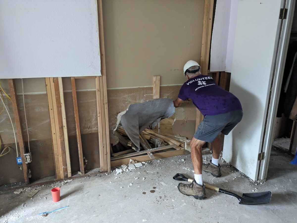 AllHandsHearts's tweet image. Our team is back at LA's house in Kerr County today. He and his dog barely escaped as floodwaters surged. Our team is removing water-damaged materials so he can begin to rebuild. A second team is also working on another severely impacted home nearby.