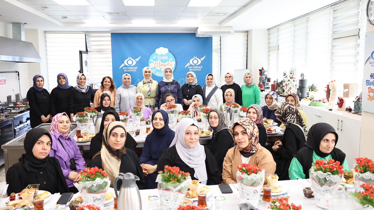 📍Sultangazi

50.Yıl mahalle komşularımızla kısa bir mola…

Samimiyetin, muhabbetin ve gönül bağının en güzel haliyle <a href="/SultangaziBld/">SultangaziBelediyesi</a> Başkanımız <a href="/avadursun/">Abdurrahman Dursun</a>’un eşi Tuğba Dursun’un evsahipliğinde #BizimleHayata2DakikaAra dedik. 

Misafirperverlikleri ve içten sohbetleri için her