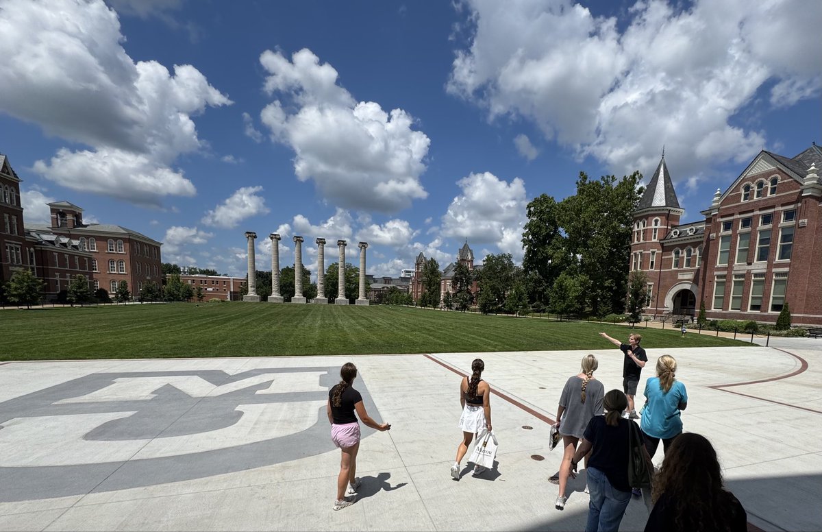 pacecarr's tweet image. Prospective student tour day on the campus I’ve been hearing about for three decades from newsroom pals. Gorgeous place. Go Tigers.
