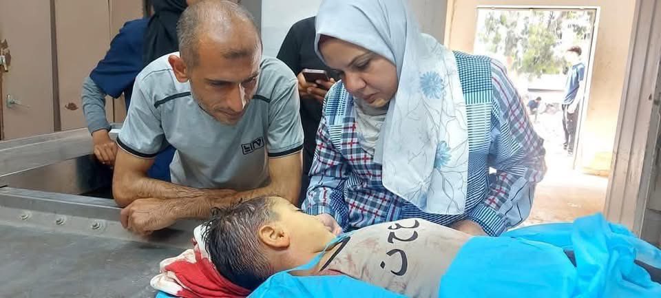 Gaza_Gaza2023's tweet image. يرتدي الطفل قميصًا منقوشًا بحروف أربعة: ع ع ح ن
اختصارًا ل:
على العهد حتى نموت .. (يا أمي)
مات الصغير التي انتظرته أمه 13 عامًا
وتركها وحدها