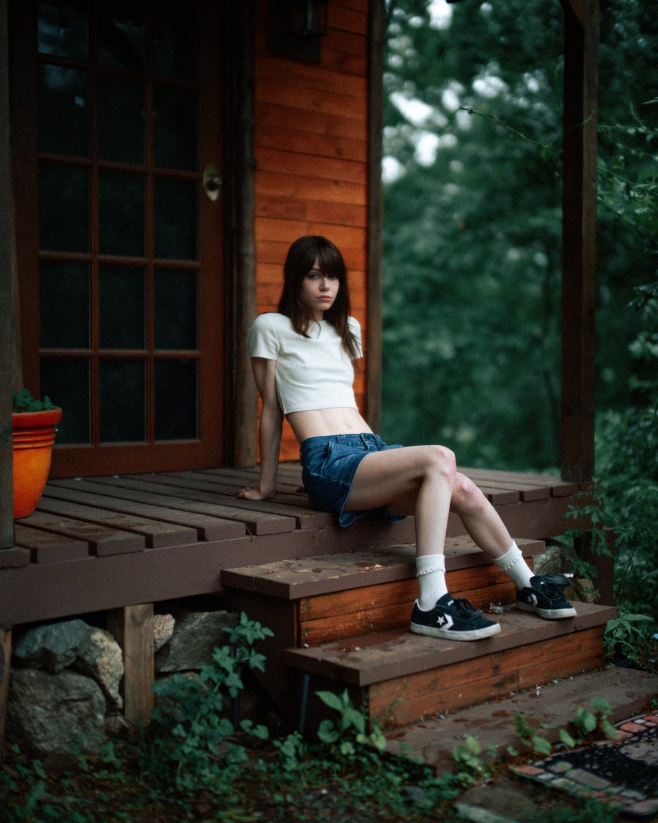 CvatikPhoto's tweet image. summer hanging in my tiny cabin @clooverneko