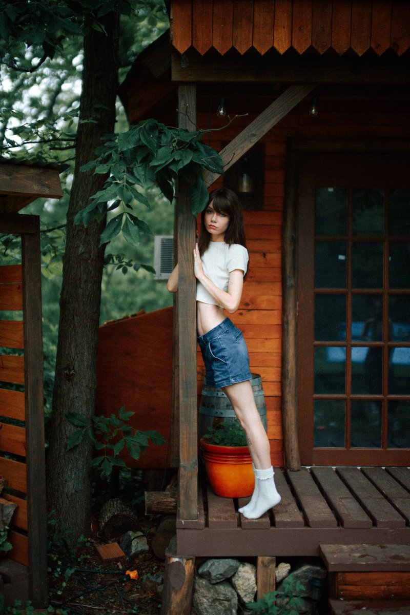 CvatikPhoto's tweet image. summer hanging in my tiny cabin @clooverneko