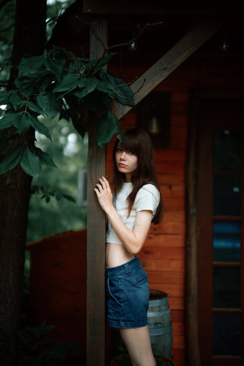 CvatikPhoto's tweet image. summer hanging in my tiny cabin @clooverneko