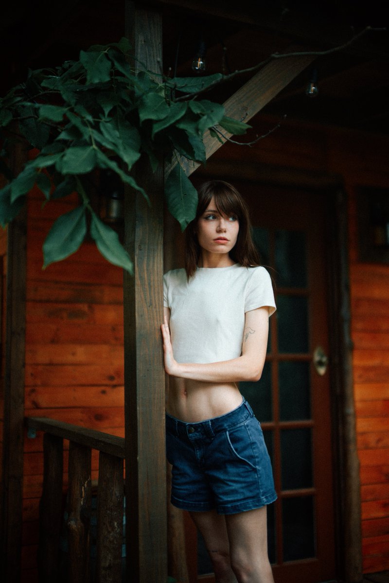 CvatikPhoto's tweet image. summer hanging in my tiny cabin @clooverneko